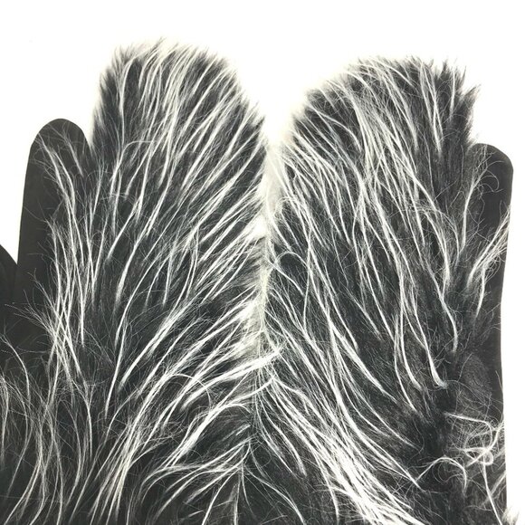 CHANEL Black Love Gloves - Picture 2 of 9